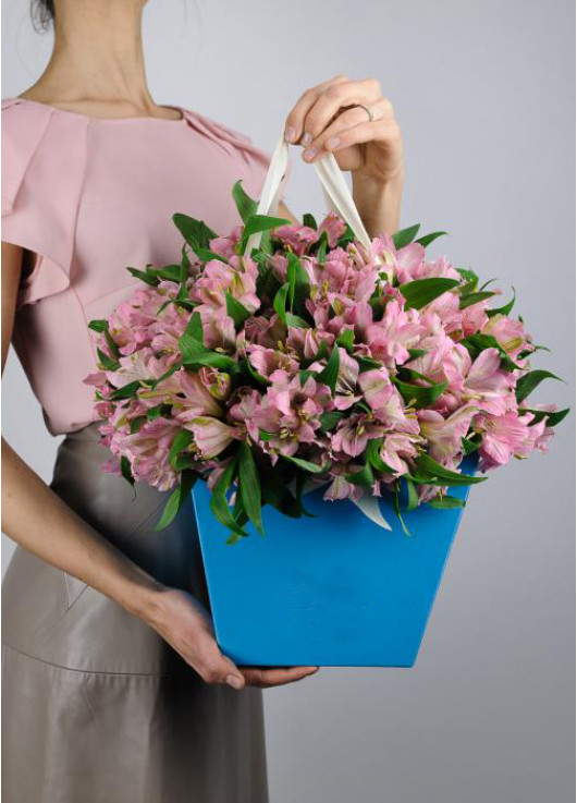 Альстромерия цветы в сумочке