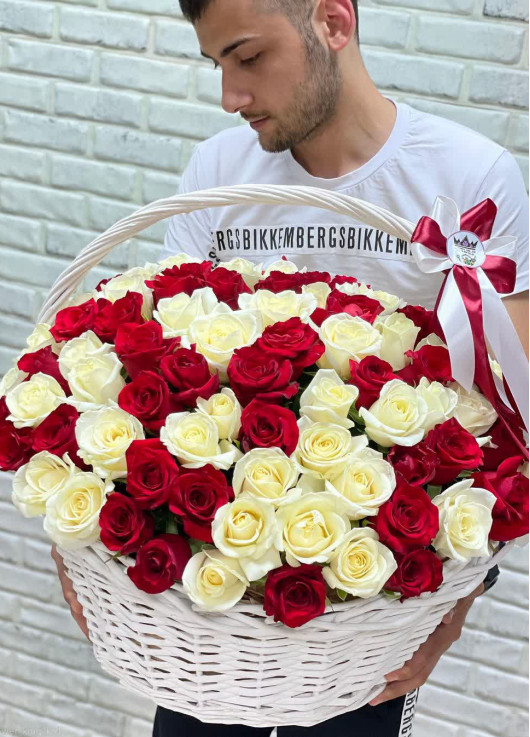 Красные и белые розы в корзине