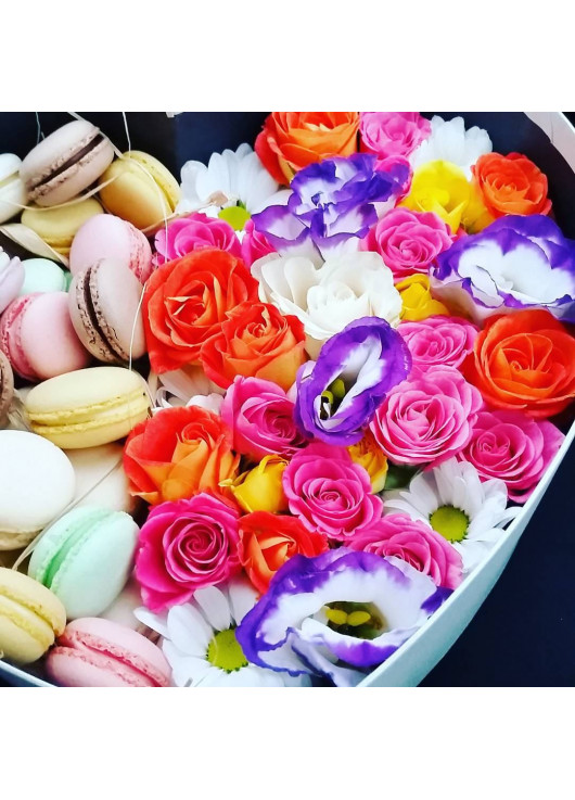 Печенье Macaroon + цветы в коробке