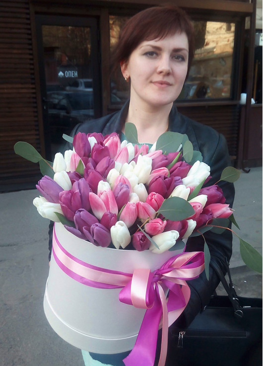 Белые и розовые тюльпаны в коробке