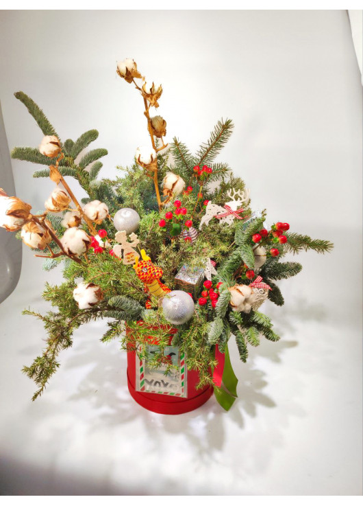 Новогодняя коробка Happy New Year с цветами и елками