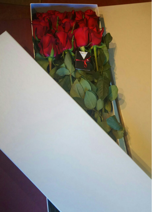 19 красных роз в коробке