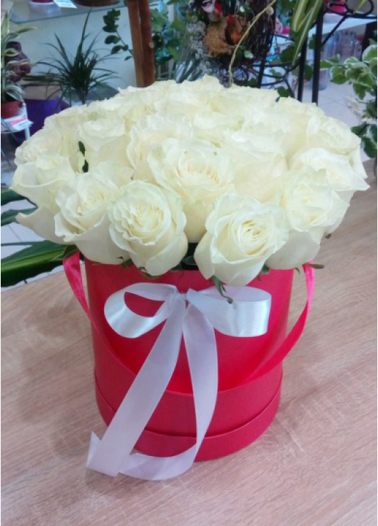 Белые розы в коробке "Снежная королева"