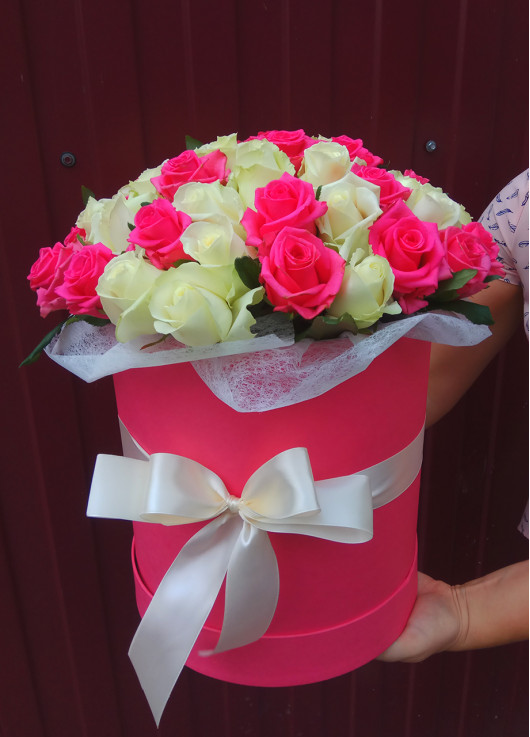 Бело-розовые розы в коробке Днепр.