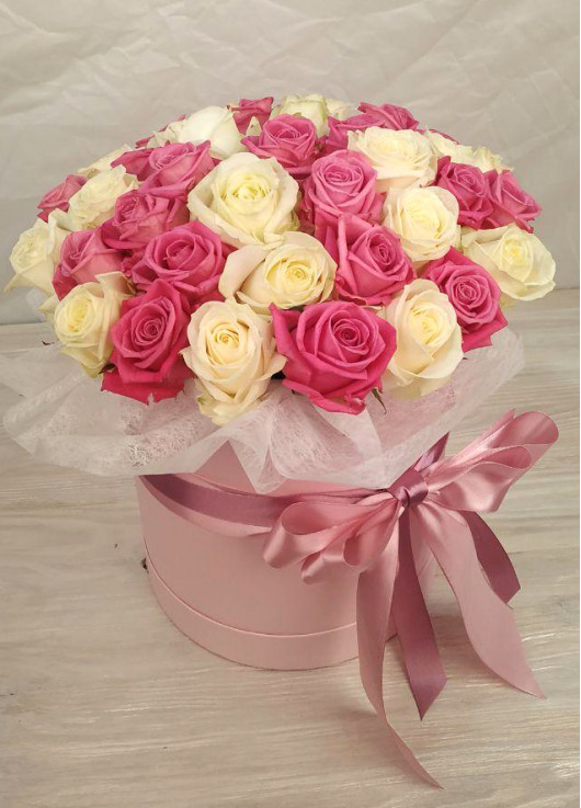 Бело-розовые розы в коробке Днепр.