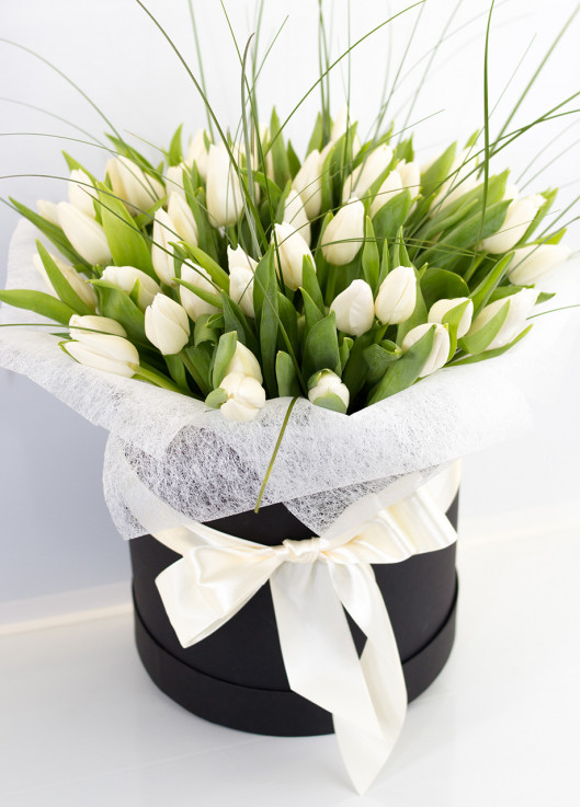 Белые тюльпаны в коробке  ХИТ!