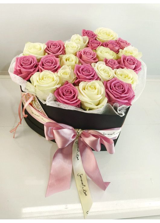 Белые и розовые розы коробка-сердце