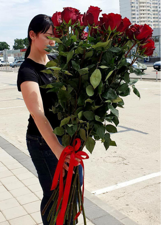 Голландские метровые розы  25 шт.