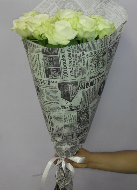 Розы в газетной бумаге