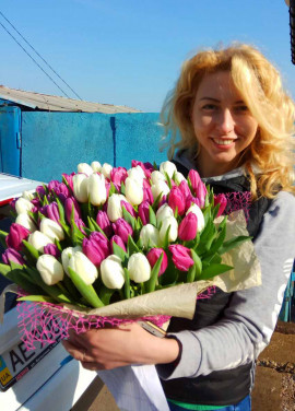 Девушка держит букет тюльпанов