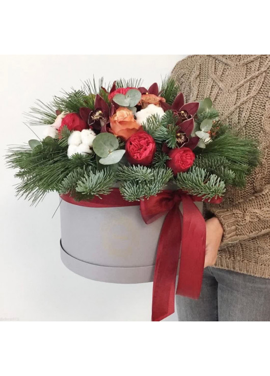 Новогодняя коробка с цветами и елками