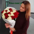 Красные и белые розы с доставкой на ул. Гончара в Днепре