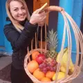 Доставка корзины фруктов и девушка
