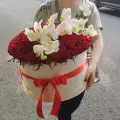 Большая коробка роз и орхидей