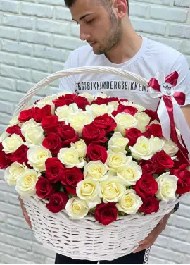 Красные и белые розы в корзине