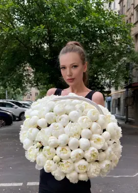101 пион в корзине