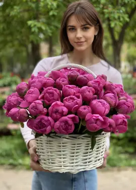 Яркие пионы в корзинке Днепр