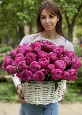 Яркие пионы в корзинке Днепр