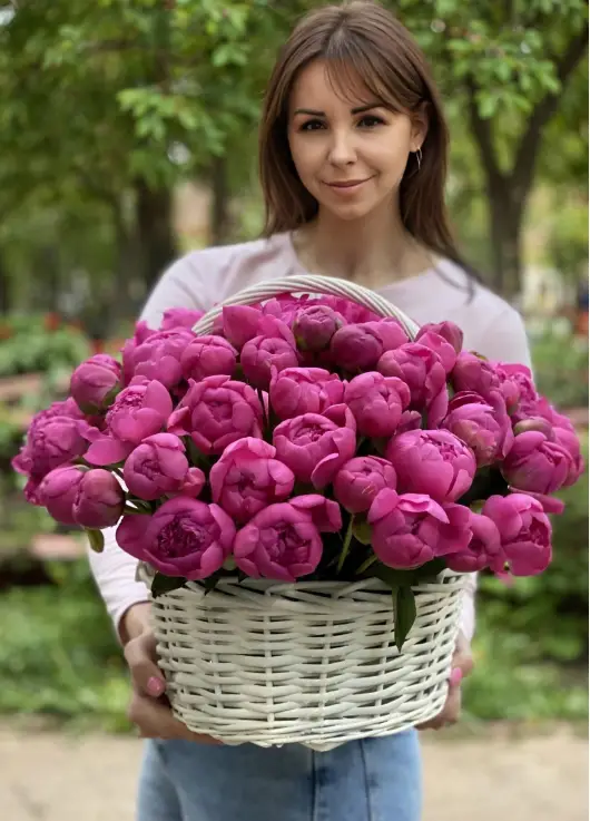 Яркие пионы в корзинке Днепр