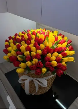 Букет из 201 микс тюльпанов в плетёной корзине люкс