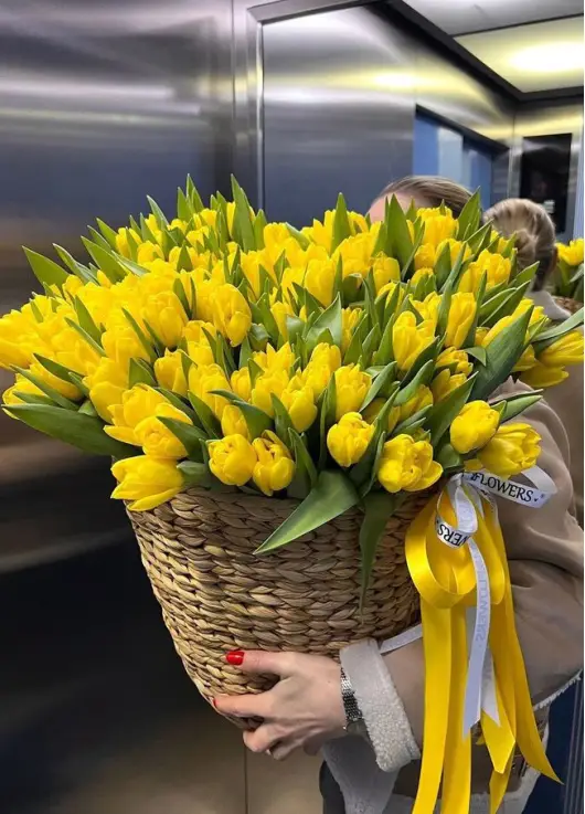 Букет из 201 желтых тюльпанов в плетёной корзине люкс