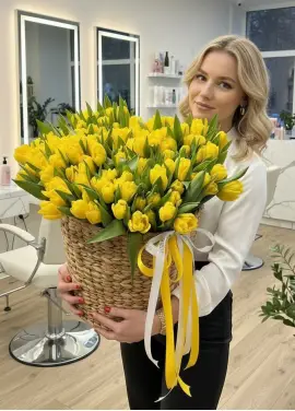 Букет из 201 желтых тюльпанов в плетёной корзине люкс