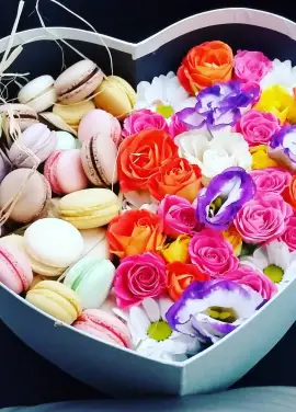 Печенье Macaroon + цветы в коробке