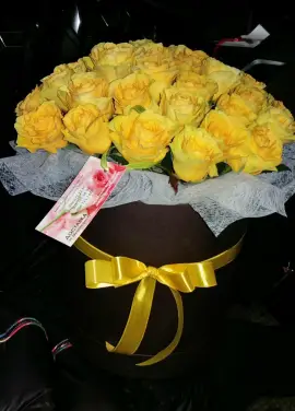 Желтые розы в коробке 39 шт.