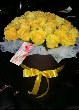 Желтые розы в коробке 39 шт.