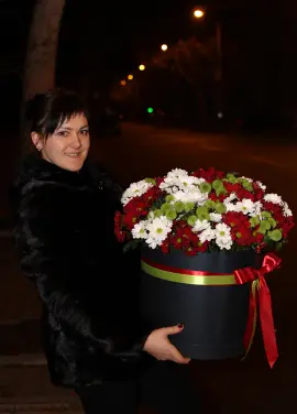 Хризантема в шляпной коробке