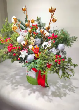 Новогодняя коробка Happy New Year с цветами и елками