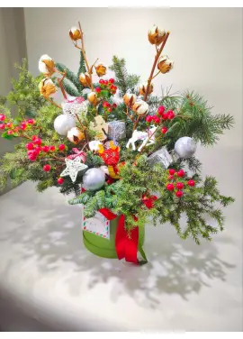Новогодняя коробка Happy New Year с цветами и елками