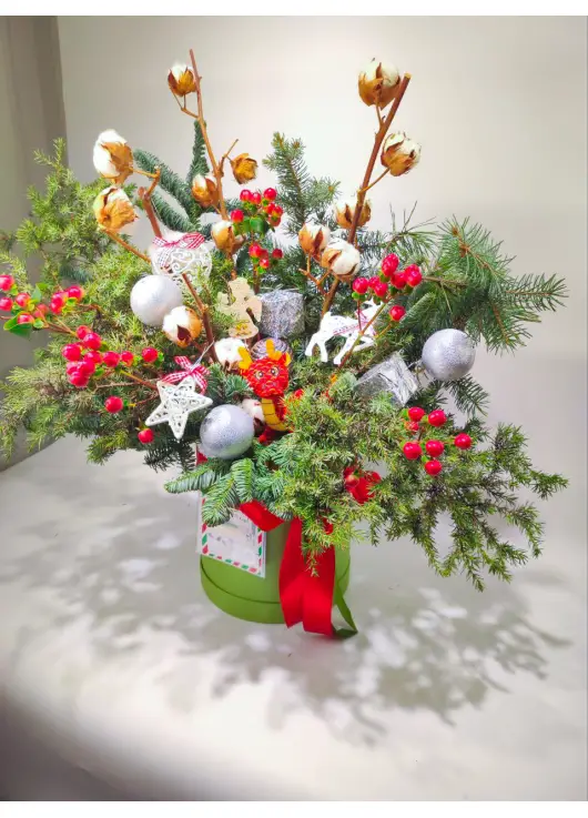 Новогодняя коробка Happy New Year с цветами и елками