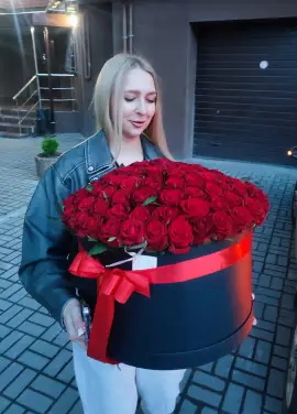 101 красная роза в коробке