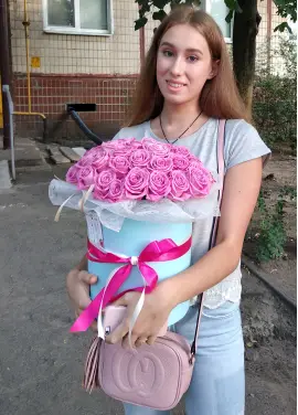 35 розовых роз в коробке