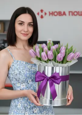 25 сиреневых тюльпанов в коробке (импорт, Голландия)