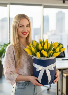 25 жёлтых тюльпанов в коробке (импорт, Голландия)