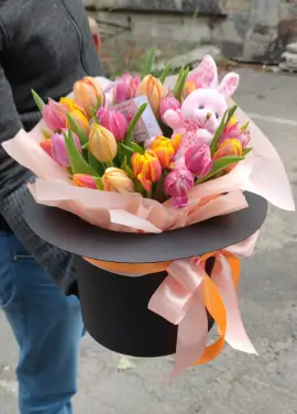 Шляпка фокусник с зайкой и тюльпанами 