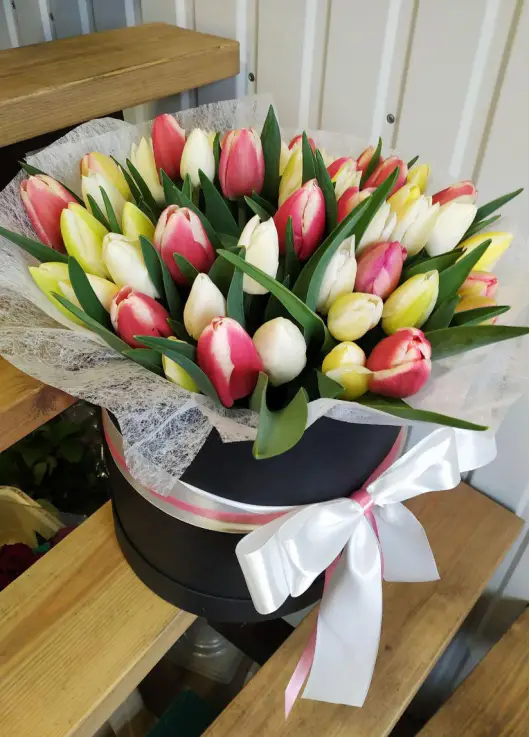 Микс тюльпан в шляпной коробке Микс тюльпан в шляпной коробке