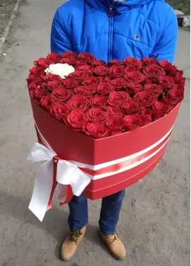 51 роз в коробке-сердце «Единственная»