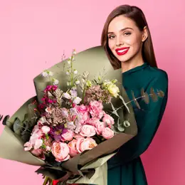 Получатель принимает цветы и позирует для фото