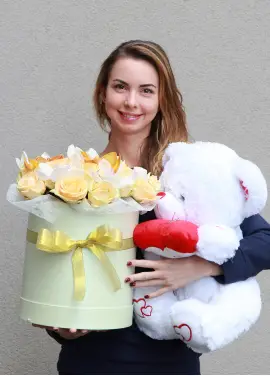 Большая коробка цветов и мишка