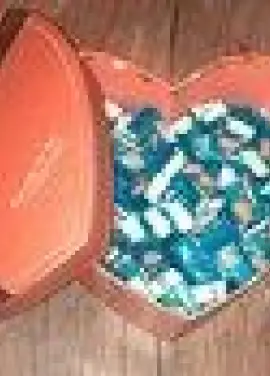 Жевательная резинка  "Love is.." в подарочной упаковке 