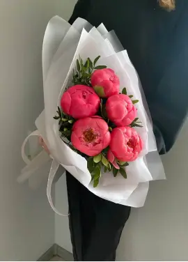 Букет из 5 ярких пионов