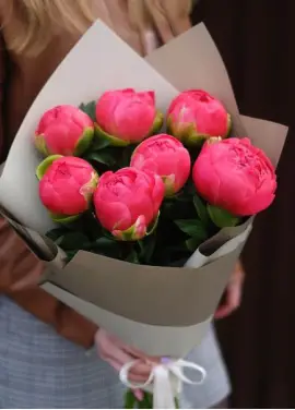 Букет из 7 ярких пионов