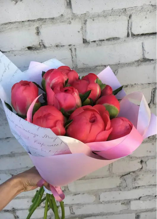 Букет из 9 ярких пионов