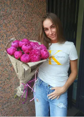 Пионы букет в газетной бумаге 