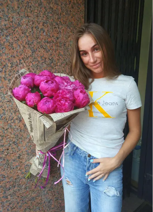 Пионы букет в газетной бумаге Пионы букет в газетной бумаге