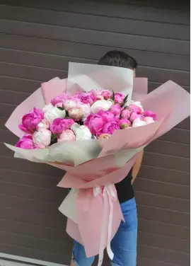 Местные розовые пионы