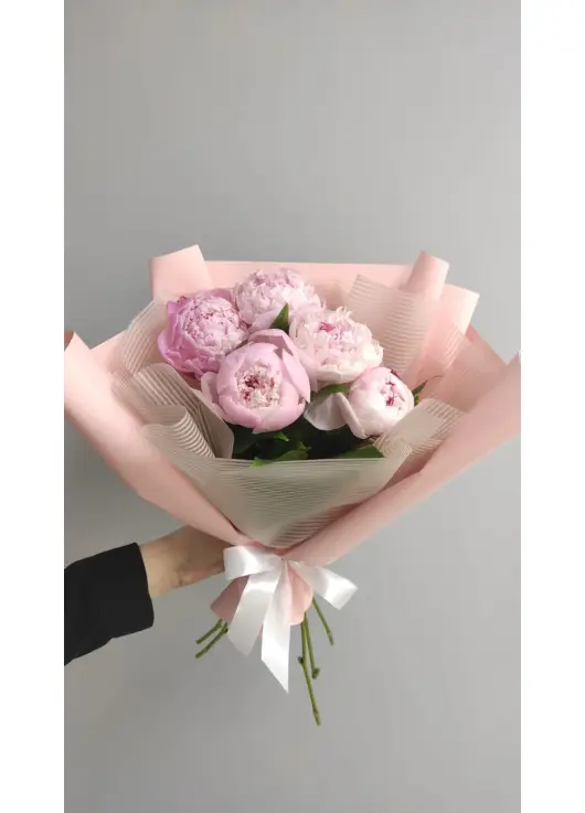 Букет из 5 розовых пионов
